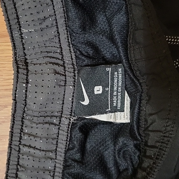 Nike mens black & grey shorts (L) - Picture 2 of 4